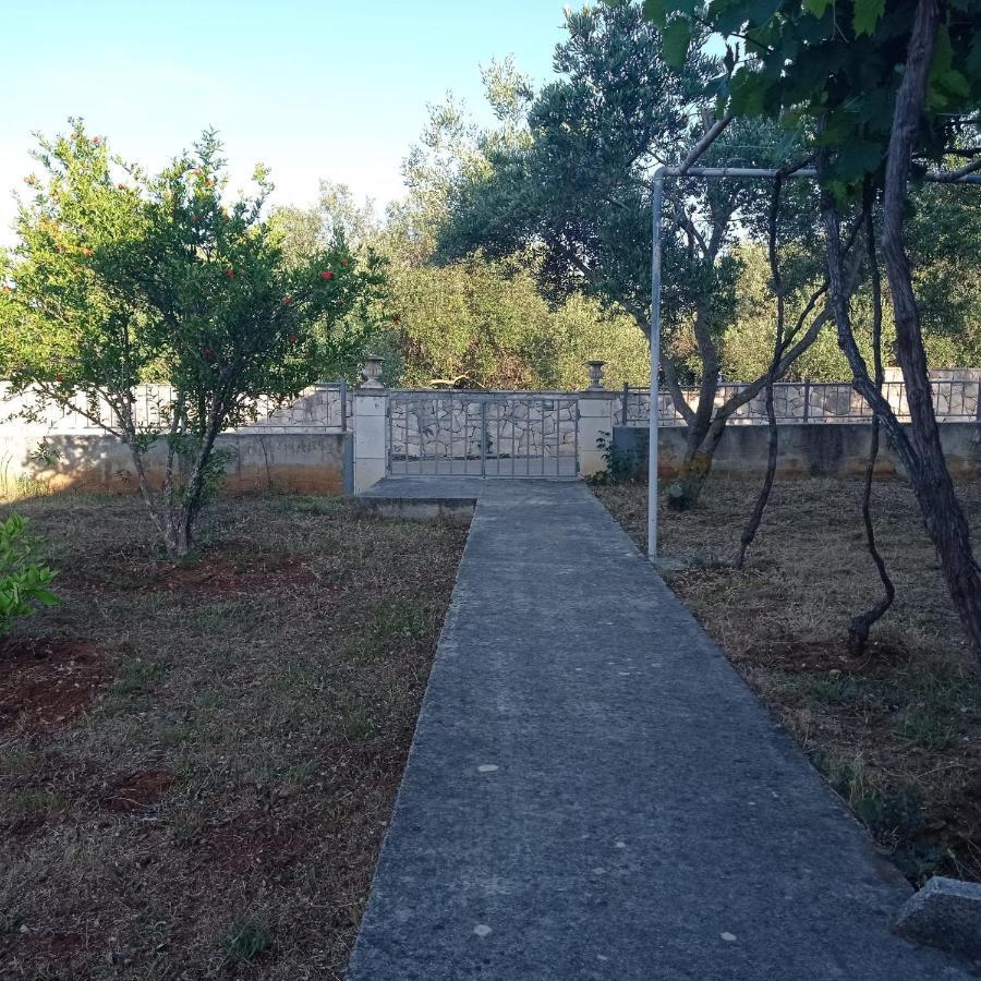 My Mediterranean Villa With Huge Garden And Own Parking Lumbarda Exterior photo