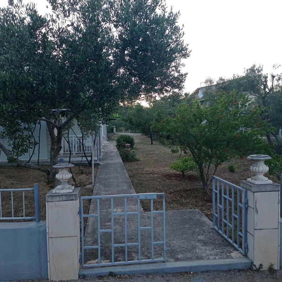 My Mediterranean Villa With Huge Garden And Own Parking Lumbarda Exterior photo