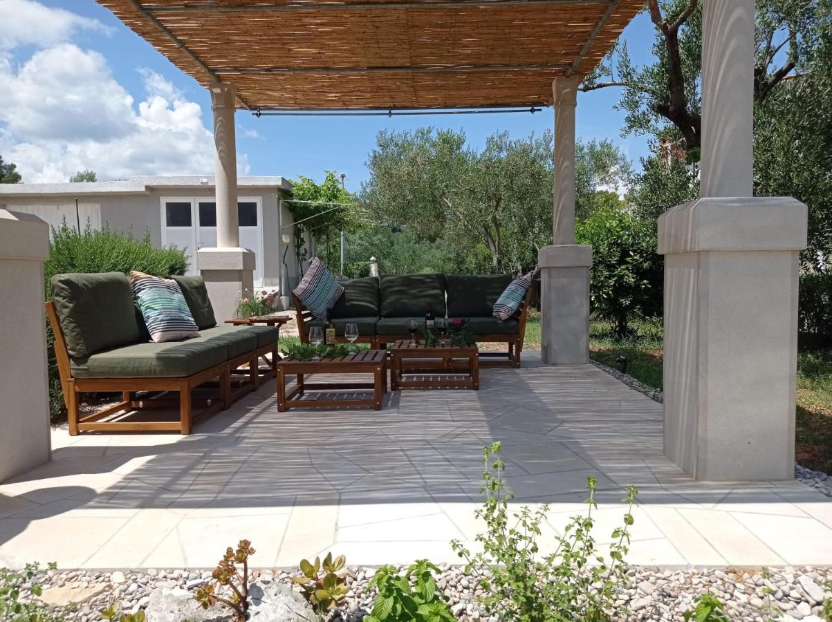 My Mediterranean Villa With Huge Garden And Own Parking Lumbarda Exterior photo